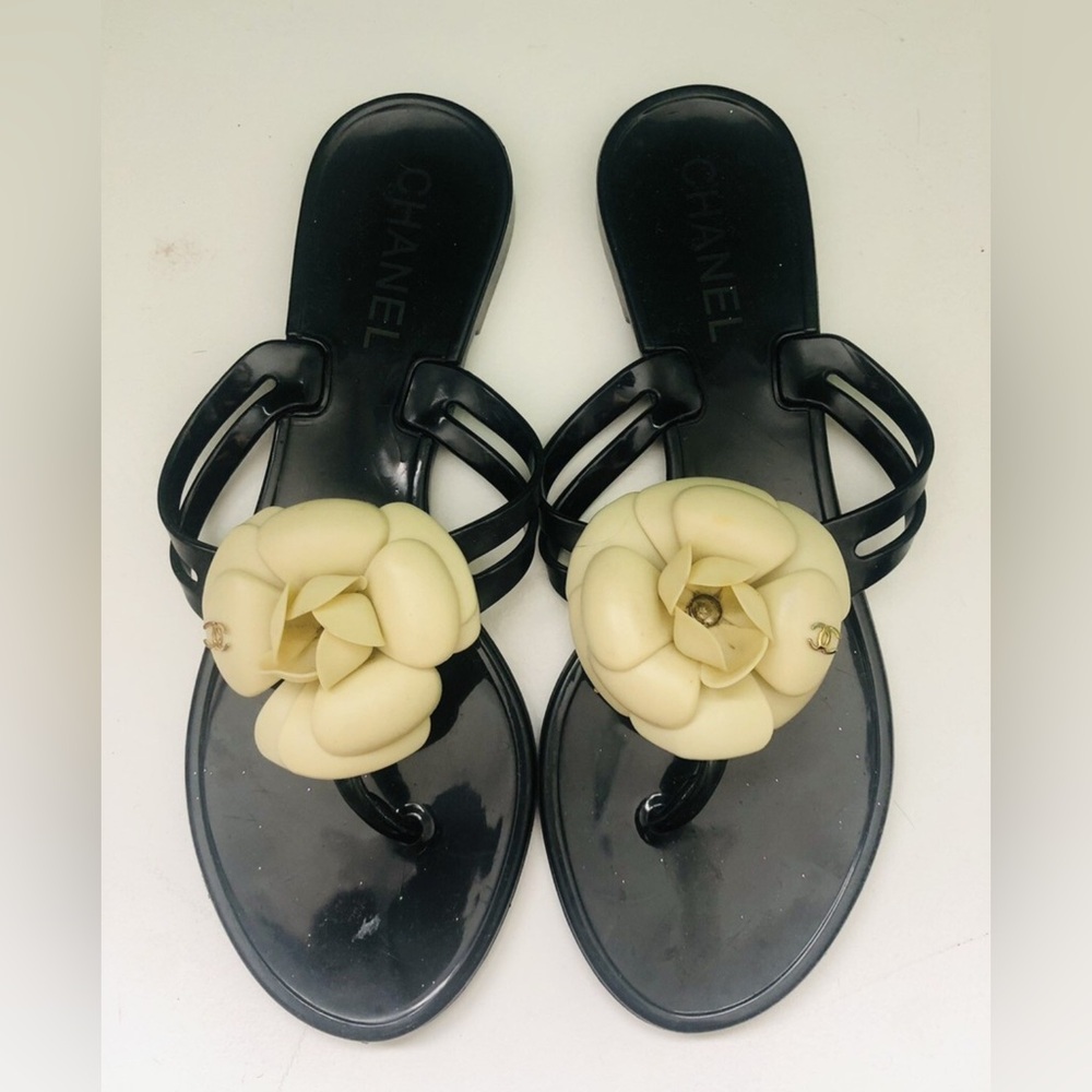 Lovely excellent condition Chanel Black and Cream Thong Sandals with flower - Picture 1 of 5